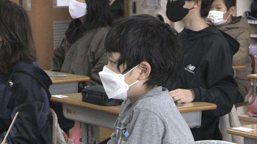 波多津小とハーバード大学院生 日本文化の紹介やゲームを通じて国際交流(12月13日)｜55いまりアーカイブス｜伊万里ケーブルテレビジョン